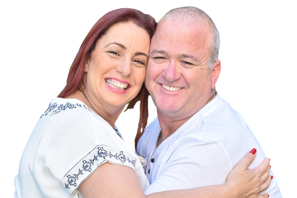 נוגה ואריאל טמיר לבושים לבן